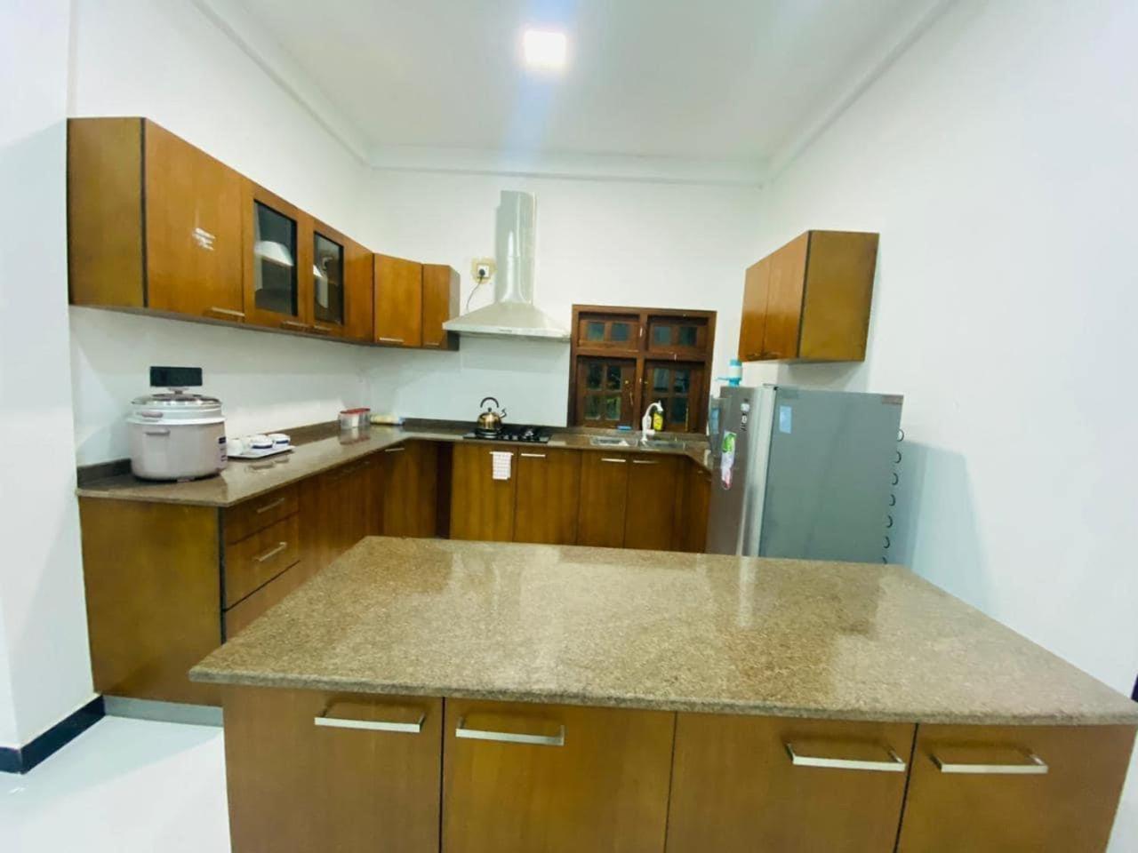 Lalitha Holiday Inn Джафна Экстерьер фото